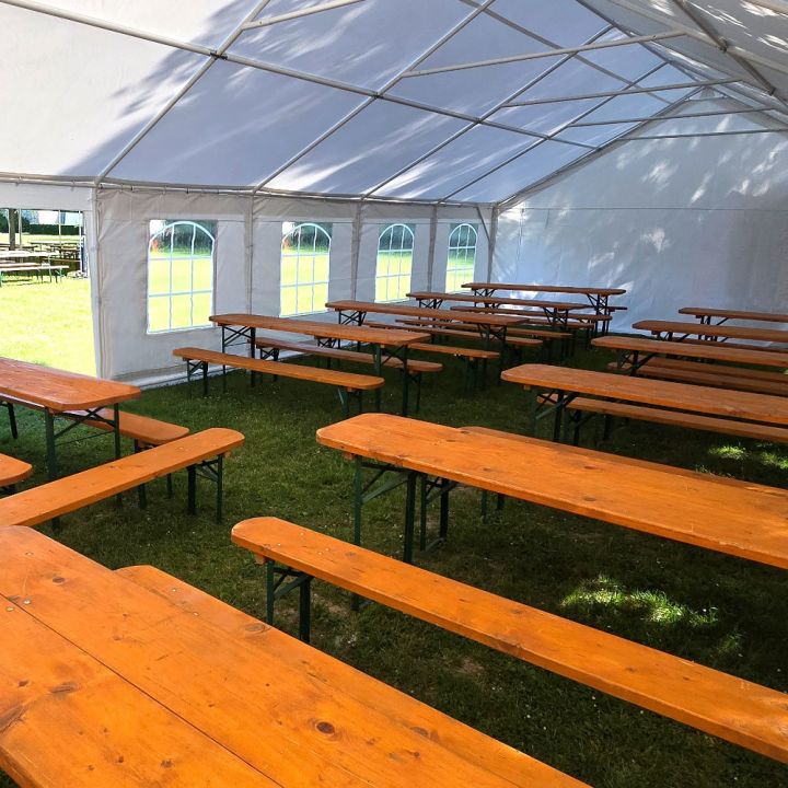 Bílé nůžkové párty stany